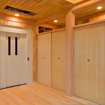 来客時にはさっと隠せる仕切り戸のついたキッチン