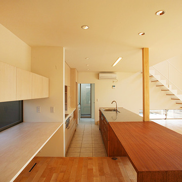 キッチンと一体となったカウンターテーブル