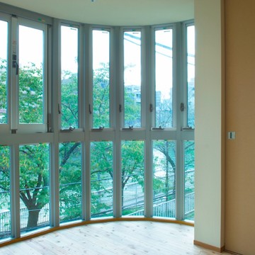 運河と桜並木を見下ろす連窓曲面の窓を開ければ水のせせらぎが聞こえる