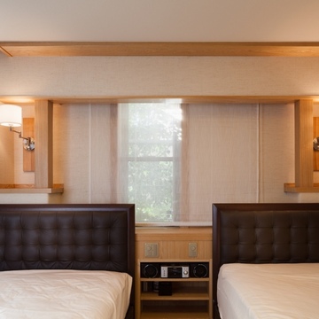 照明やオーディオなどホテルをイメージした贅沢なベッドヘットまわり