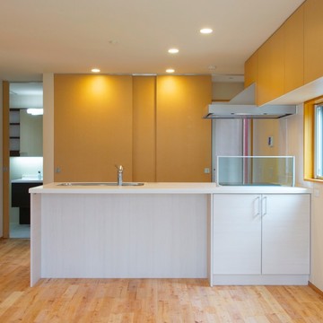 キッチンカウンター裏には収納戸をつけてすっきり