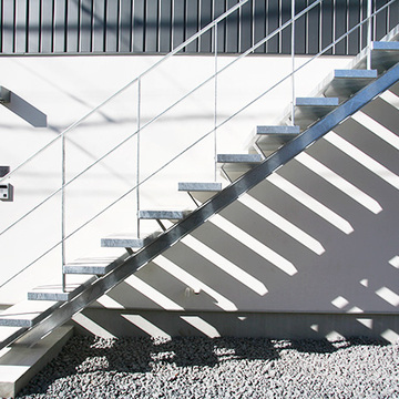 スタイリッシュな鉄製階段