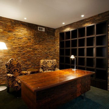 重厚感たっぷりの書斎はホームオフィスとしても活躍しそう