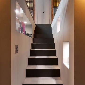 階段脇の埋め込み飾り棚はお店のディスプレイのよう