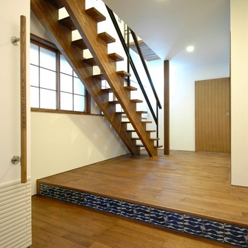 蹴上げに陶板を仕込んでアクセントにした玄関ホール