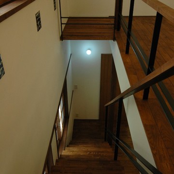 2階リビングから1階へ降りる階段