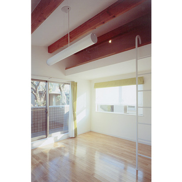 傾斜屋根を利用した収納スペース