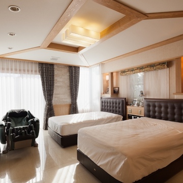 日中明るい日差しが差し込むホテルのような寝室