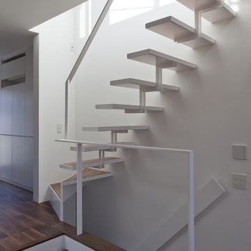 軽やかなデザインの階段