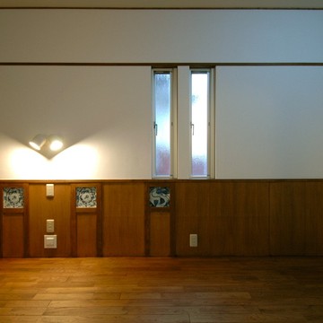 腰壁に陶板を組み込んでギャラリーの様な設え