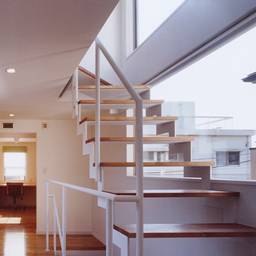 大きい窓に面した開放的な階段