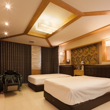 天井まで綺麗に設えたシティホテルのような寝室