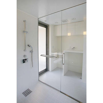 ガラス製のスタイリッシュな浴室扉