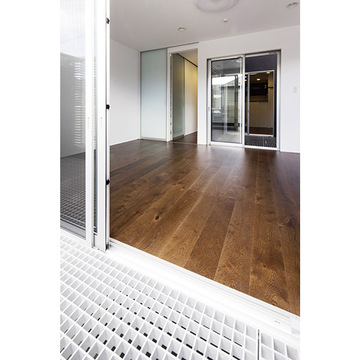 バルコニーから眺める室内