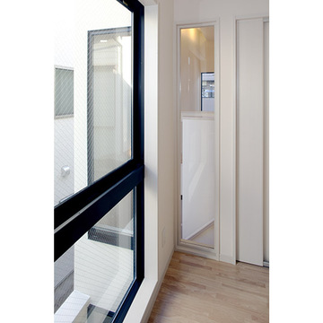 LDKから隣室を覗けるガラス窓