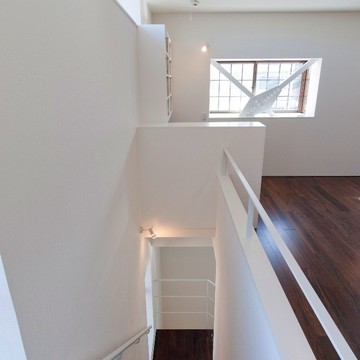 3階の子世帯LDKへと続く階段スペース
