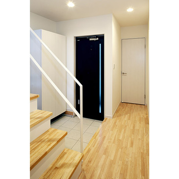 コントラストのはっきりとした玄関ドア