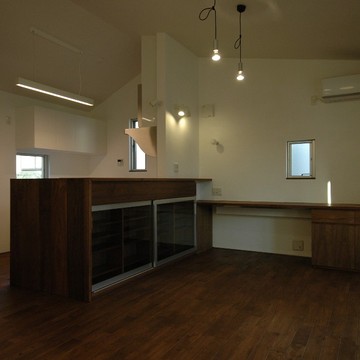 手元を隠したスッキリとした対面キッチン