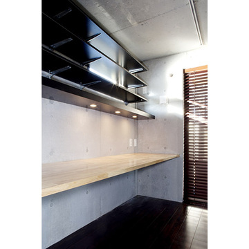 壁一面の収納棚が機能的な空間