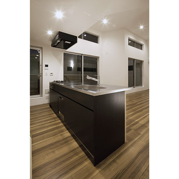 ダークブラウンを基調としたキッチン