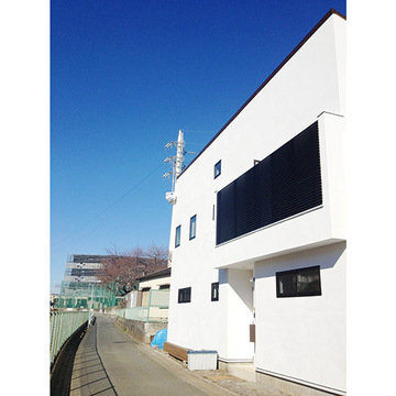 白い壁が爽やかな印象の外観