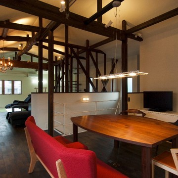 スケルトンリフォームで取り去った天井の小屋組みがクラシックな雰囲気