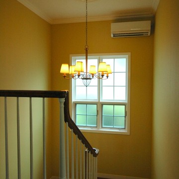 天井部分の細工も美しい階段ホールのシャンデリア