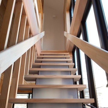 無垢の踏み板が気持ちいい階段