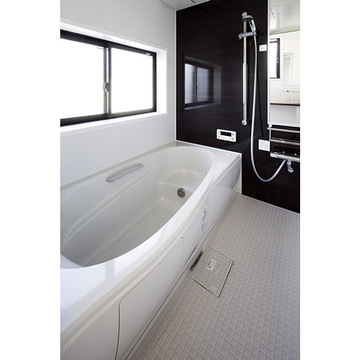 窓のある明るい浴室