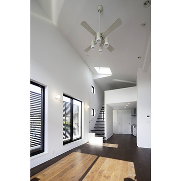 吹き抜けとトップライトの明るいLDK