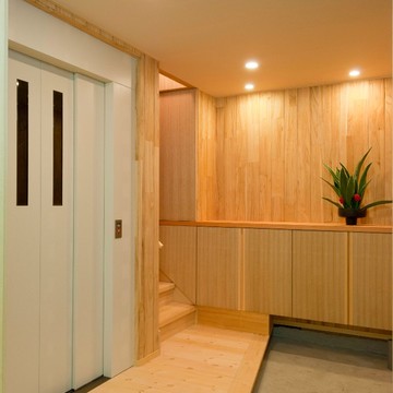 玄関からアクセスの良いエレベーターも設置