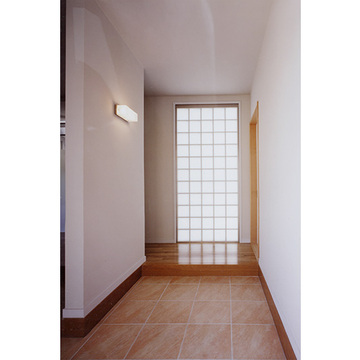 ガラスブロックの光が迎える玄関