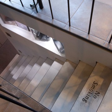 1階から2階へ続く階段はカフェにでも居る様な雰囲気のモルタル仕上げ