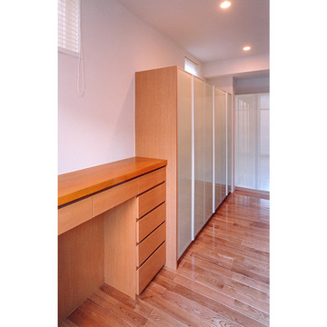 キッチン裏に並ぶ淡いグリーンの収納棚