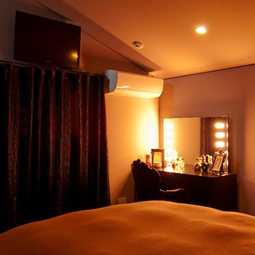 メイク室の照明がついた様な贅沢なデザインのドレッサー