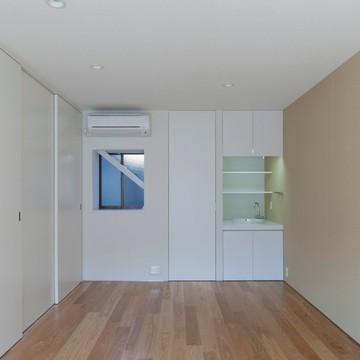 リビングの一角に小さい洗面台を設けて来客時にも便利