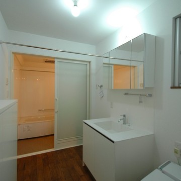 真っ白ミニマムなバストイレスペース