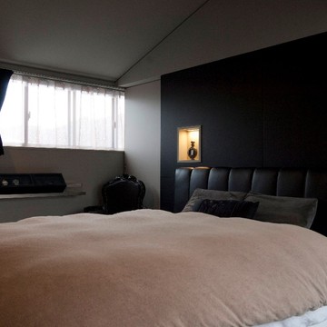 ベッドヘッド上部に照明を仕込んだ飾り棚を付けてゴージャスなホテルのような寝室