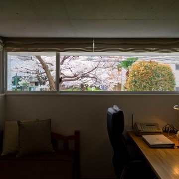 壁に写真でも飾ったような借景を切り取るハイサイド窓