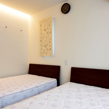 壁と天井の間に仕込まれた存在を感じさせない間接照明