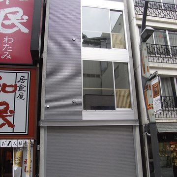 店舗エントランス側から望む建物外観