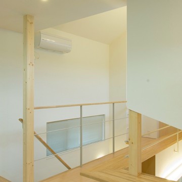 様々な壁面にハイサイド窓を設けて屋外にいるような開放感