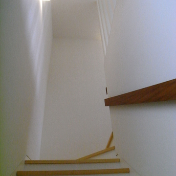 リビングへと続く真っ白な階段ホール