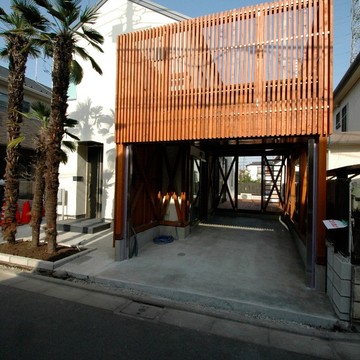 1階テラスに繋がるガレージの上は2階のベランダ