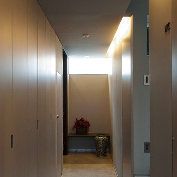 天井まで続く収納戸と間接照明が美しい玄関