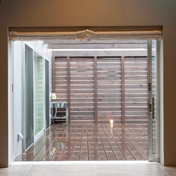 広いテラスはリビングの延長で子どもの遊び場に