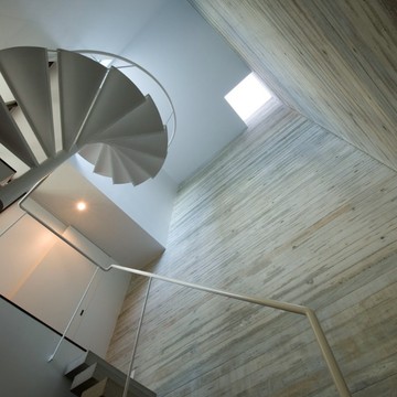 トップライトから明るい陽が差す螺旋階段の美しい階段ホール