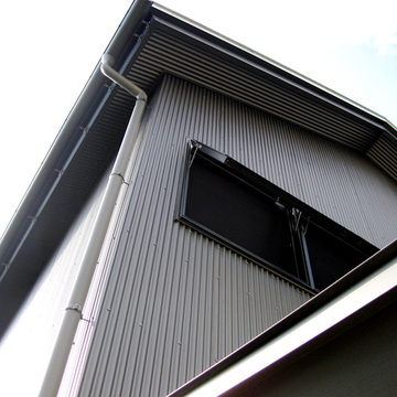 波板による外装