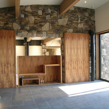 木目が美しい扉を開けると吹き抜けのリビングに繋がる