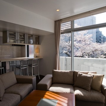 リビングの大きな窓からは季節の移ろいが感じられる借景